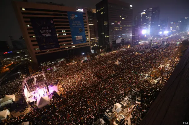 周六傍晚,成千上萬的韓國民眾再次湧上首爾街頭,舉行要求朴槿惠總統下台的第4次韓國民眾大規模燭光集會。