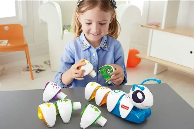 "Кодогусінь" фірми Fisher Price вчить малюків від трьох років критичному мисленню та розв’язанню проблем, вважає виробник