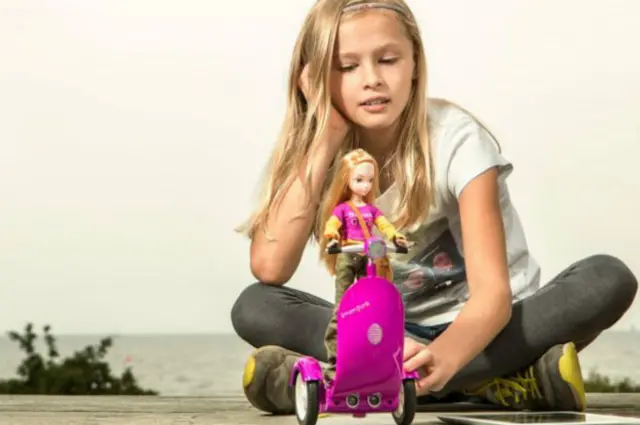 Чи захочуть дівчатка вивчати програмування, бавлячись ляльками SmartGurlz?