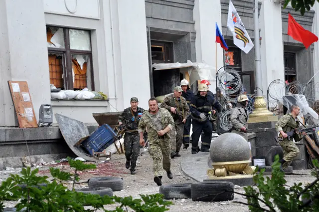 Сторонники "ЛНР" у одного из захваченных государственных зданий, 2 июня 2014 года