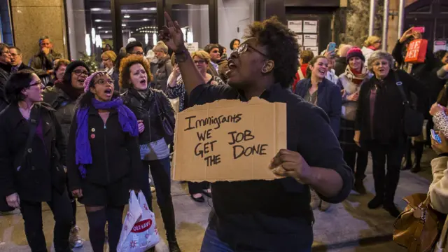 一名黑人示威者在紐約百老匯《漢密爾頓》所在劇院外抗議彭斯到訪（18/11/2016）