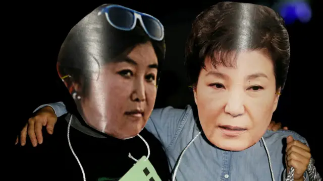 首尔示威者带上朴槿惠（右）与崔顺实（左）的头像面罩（27/10/2016）