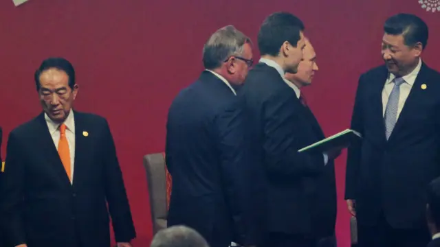 宋楚瑜（图左橘色领带者）与习近平（图右蓝色领带者）在开幕式上未有互动，但已在ABAC开幕前进行交流。