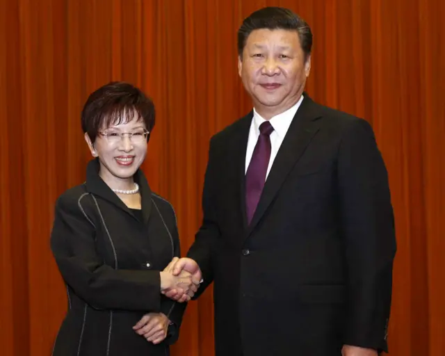 中国国民党主席洪秀柱（左）与中共中央总书记习近平（右）在北京人民大会堂会晤（1/11/2016）