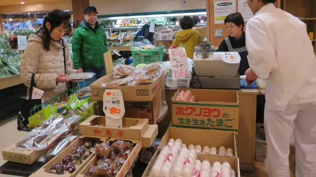 东京某超市内顾客检视福岛县食品（台湾中央社图片16/11/2016）