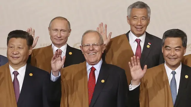 中國國家主席習近平（左一）與香港特首梁振英（右一）在APEC期間會面。圖中紅領帶者是秘魯總統庫琴斯基