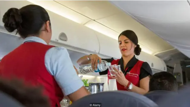 有建议说别在飞机上喝水