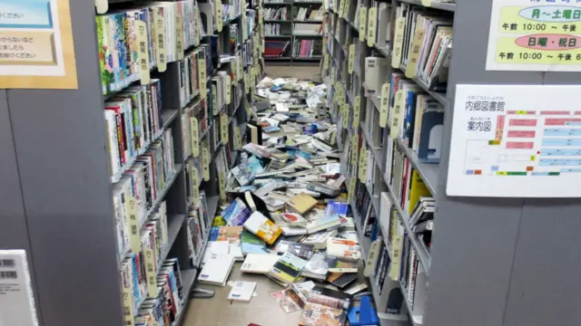 福岛县磐城市内乡图书馆地震后一地狼藉（22/11/2016）