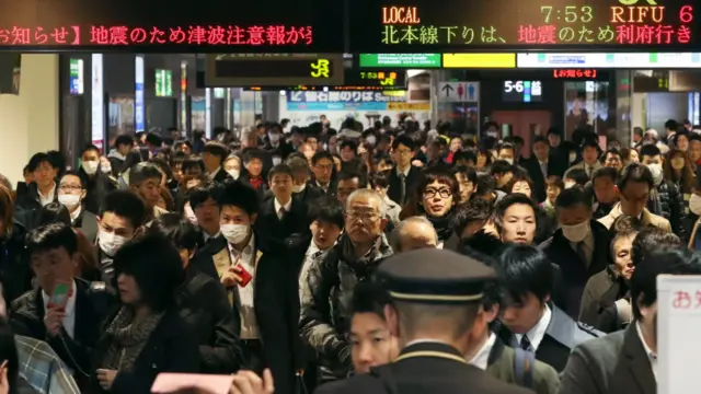 JR东日本仙台火车站检票口前挤满乘客（22/11/2016）