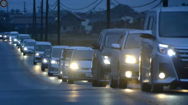 地震后福岛县磐城市居民开车撤离形成车龙（22/11/2016）