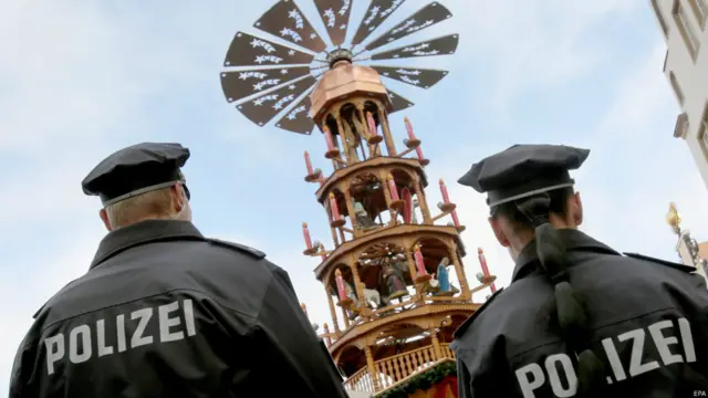 警察在德国罗斯托克圣诞节市场巡逻