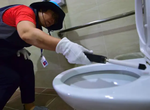首爾特別行動小組成員在女衛生間檢查隱蔽攝像頭