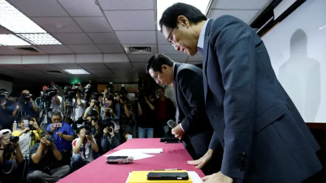 林明昇(中)与复兴航空高管鞠躬道歉(22/11/2016)