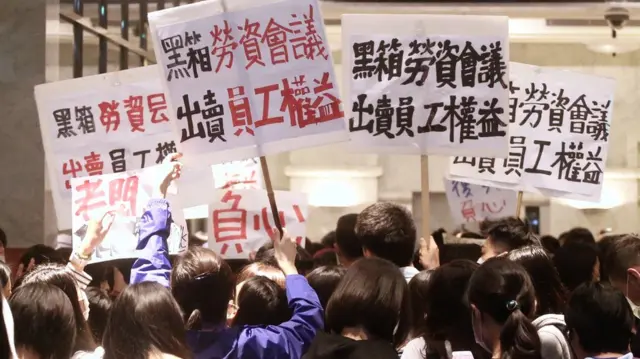 复兴航空员工在台北总公司外抗议(台湾中央社图片22/11/2016)