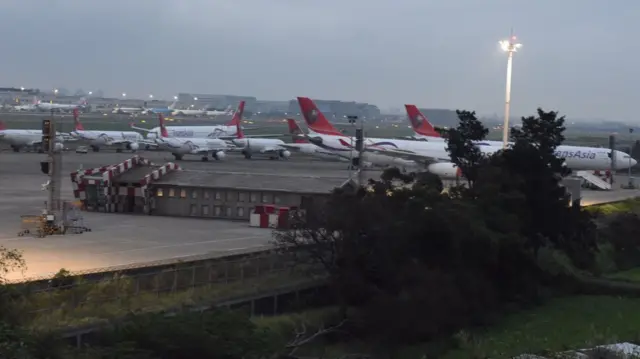 十多架复兴航空飞机停在桃园机场停机坪上(台湾中央社图片22/11/2016)