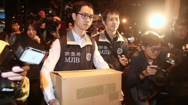 台湾法务部调查局探员到复兴航空台北总公司调阅文件(台湾中央社图片22/11/2016)