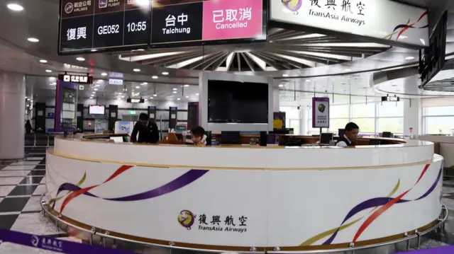 台湾花莲机场复兴航空柜台仍有职员当值(台湾中央社图片22/11/2016)