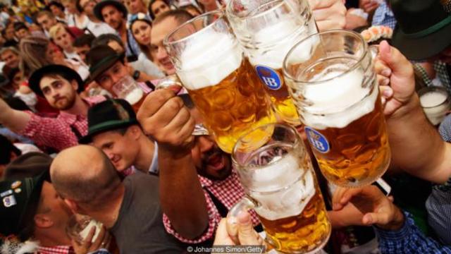 慕尼黑啤酒节因供应多种多样的啤酒而著名（图片来源：Johannes Simon/Getty）