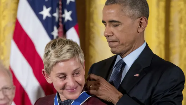 美国总统奥巴马为艾伦·德杰尼勒斯戴上勋章