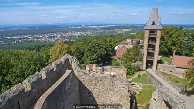 2 拥有很多民间传说的弗兰肯斯坦城堡可以俯瞰整座达姆施塔特 (Darmstadt) 之城（图片来源：allOver images/Alamy Stock Photo）