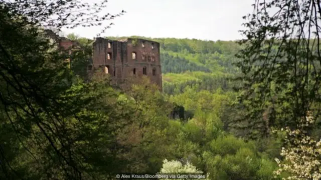 这座中世纪的城堡保留着哥特式建筑风格（图片来源：Alex Kraus/Bloomberg via Getty Images）