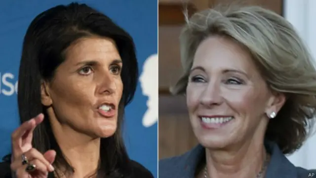 南卡罗莱纳州长尼基·黑利（左）和贝齐·德沃斯