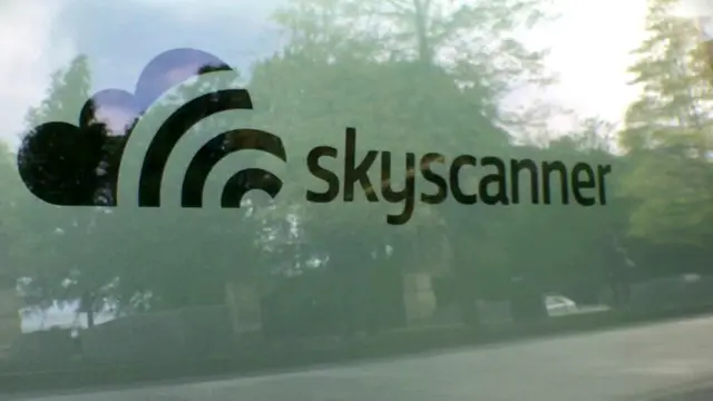 爱丁堡天巡网门前的Skyscanner标志