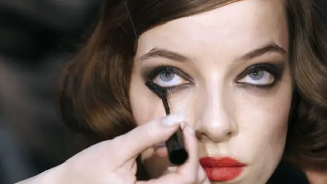 调查发现，女性比男性更反感“动态化妆”，认为在通勤途中化妆是不雅行为的女性占42%！