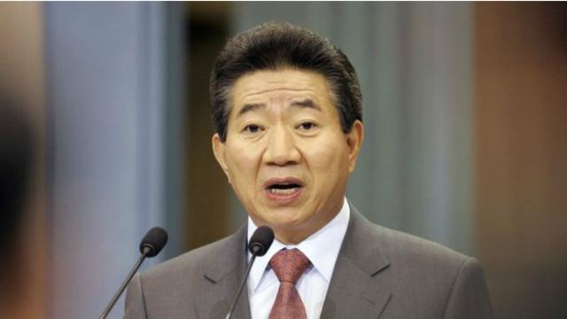 韩国前总统卢武铉在接受腐败调查期间跳崖自杀。