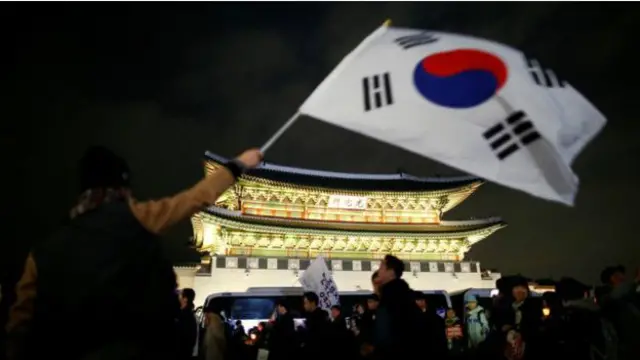 青瓦台前要求朴槿惠下台的示威人群。
