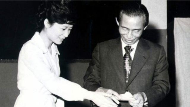 1977年，朴槿惠和父亲朴正熙。