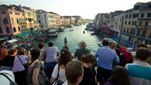 来威尼斯的游客总数每年超过两千万