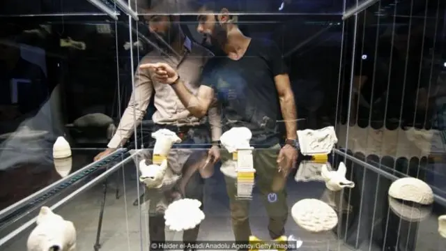 巴士拉博物馆目前只有一个展览项目，展示 2000 多年前的手工艺品（图片来源：Haider el-Asadi/Anadolu Agency/Getty Images）