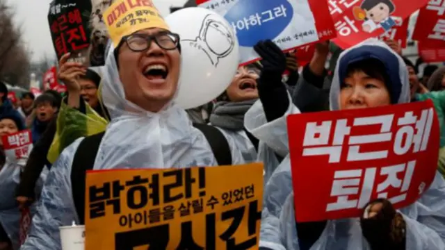 韩国街头的抗议民众。