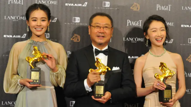 最佳男主角範偉（中）與最佳女主角周冬雨（右）、馬思純（左）