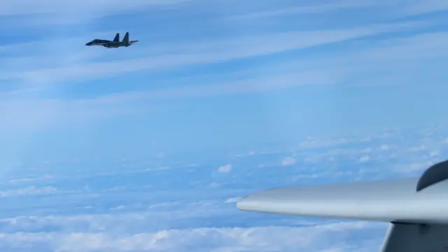 解放军军机在西太平洋飞行（新华社图片25/11/2016）