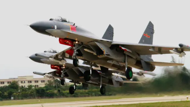 解放军苏-30战斗机在某基地升空（新华社图片25/11/2016）