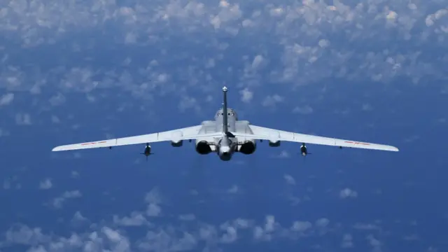 解放军军机在西太平洋飞行（新华社图片25/11/2016）