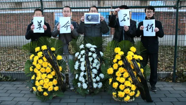 北京市民在古巴駐華大使館外舉起悼念卡斯特羅標語（中新社圖片27/11/2016）