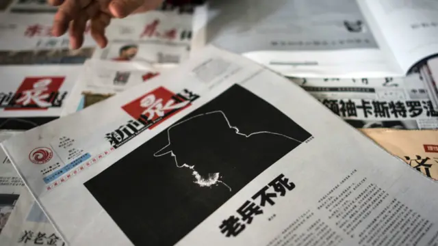 上海某報攤上報道卡斯特羅死訊的《新聞晨報》頭版（27/11/2016）