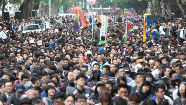 挺同志团体公听会当日在立法院周边的青岛东路上聚集。