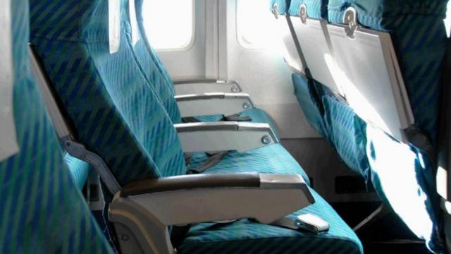 在三个座位靠在一起的飞机上，最难受的肯定是坐在中间的人。