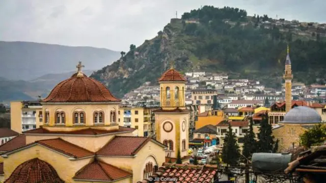 在阿尔巴尼亚同条街道上看到教堂和清真寺很平常（图片来源：Jill Conway）