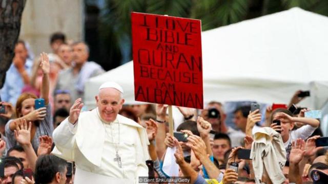 2014 年，方济各教皇因宗教宽容而称赞该国（图片来源：Gent Shkullaku/Getty）