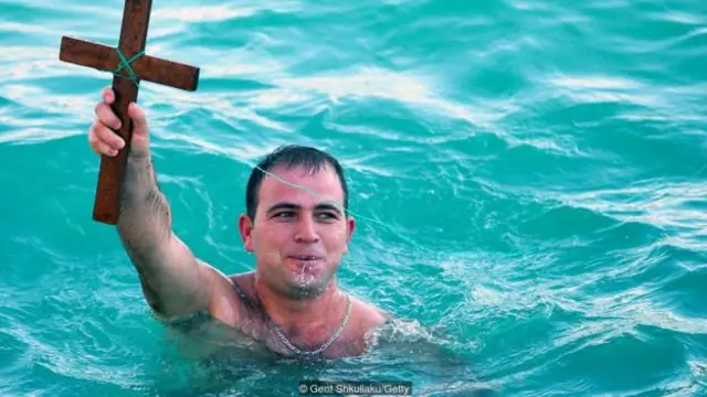 所有宗教从业者均参加宗教活动，如“福水日”（图片来源：Gent Shkullaku/Getty）