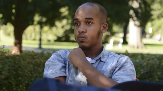 美国官员说，造成11人受伤的俄亥俄州立大学校园挥刀砍人案袭击者是索马里难民后代，也是该大学学生。