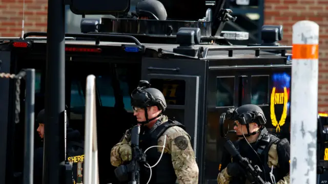 当地警方表示，一名警员在报警后不到一分钟赶到现场，一名校园警官开枪击毙了这名嫌犯。