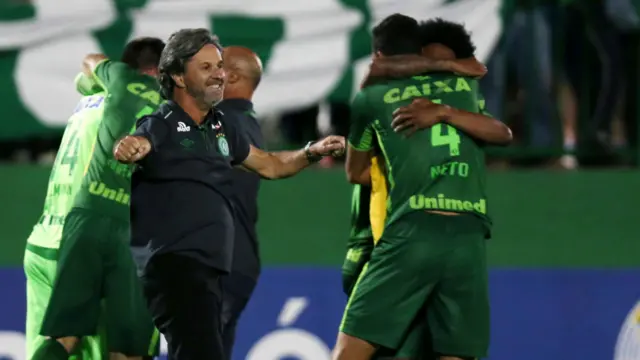 沙佩科恩斯球员和教练在球场上庆祝胜利