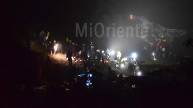 救援人员在坠机现场搜救