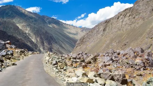 该村庄现是印度的一部分，但巴基斯坦边界仅在这条路不远的地方（图片来源：Ariel Sophia Bardi）